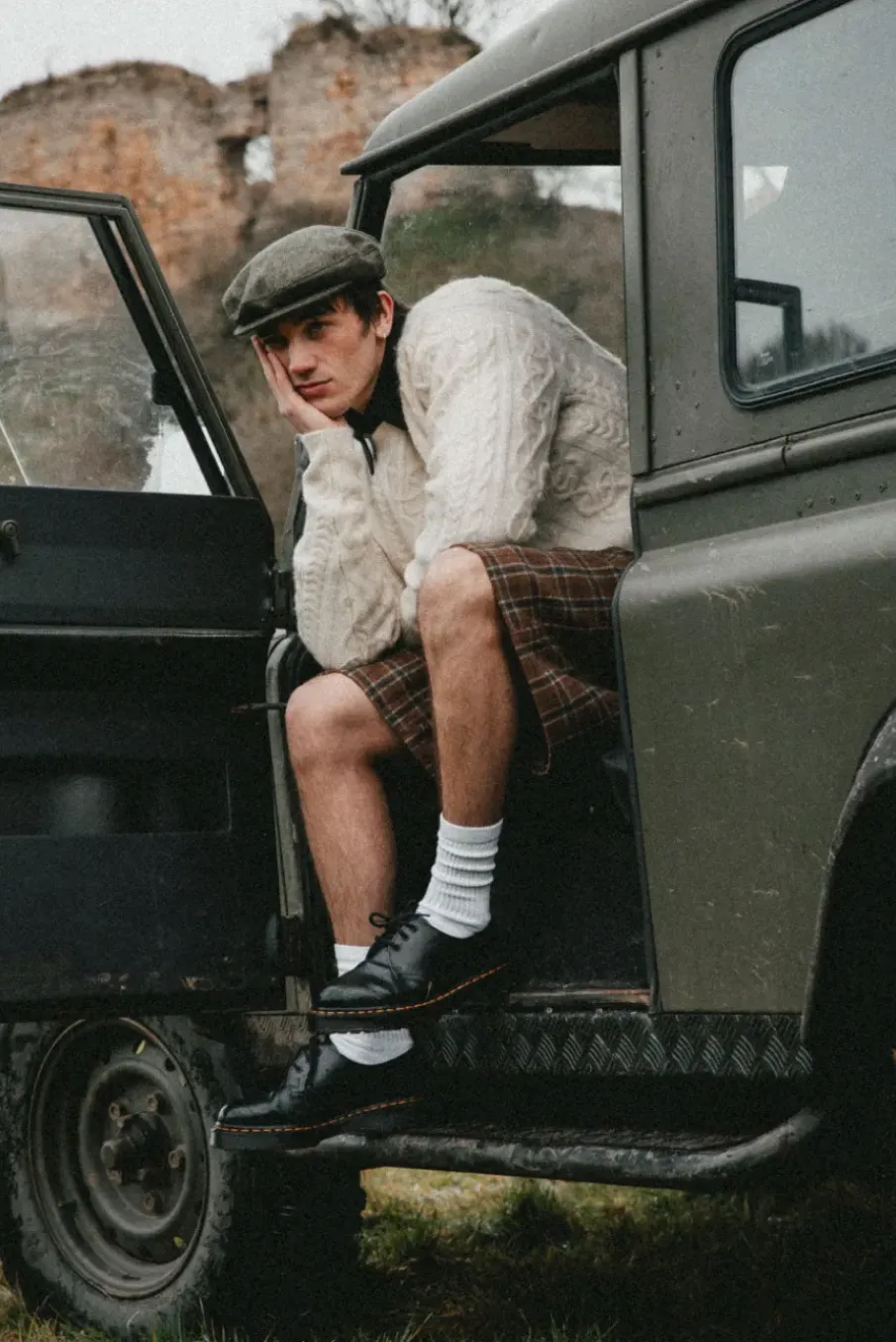 ANTIQUE CABLE KNIT SWEATER